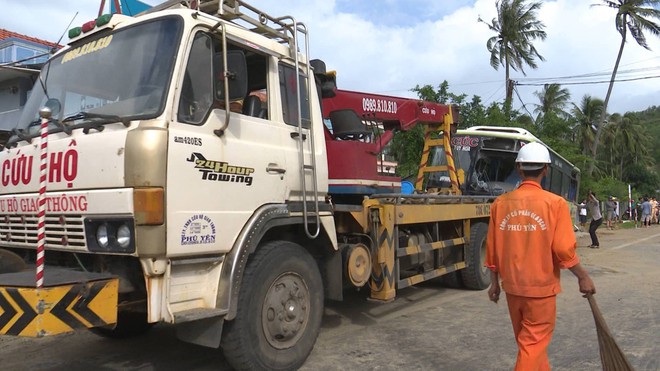 Phú yên: Xe Cúc Tư tông vào lề đường rồi lật úp, 3 hành khách bị thương - Ảnh 3.