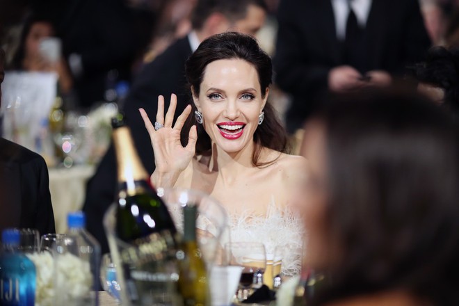 Loạt ảnh chứng minh ở tuổi 42, Angelina Jolie vẫn là báu vật nhan sắc của nước Mỹ không ai bì được - Ảnh 8.