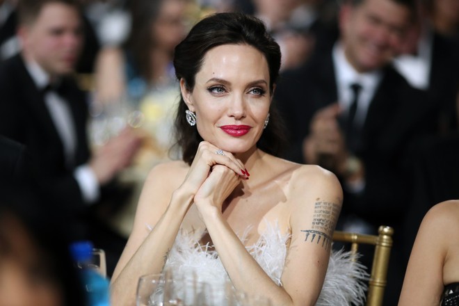 Loạt ảnh chứng minh ở tuổi 42, Angelina Jolie vẫn là báu vật nhan sắc của nước Mỹ không ai bì được - Ảnh 3.
