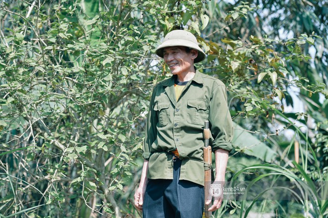 Bố mẹ Bùi Tiến Dũng vẫn vui vẻ cắt mía, cho trâu ăn sau chiến thắng của đội tuyển U23 Việt Nam - Ảnh 1.