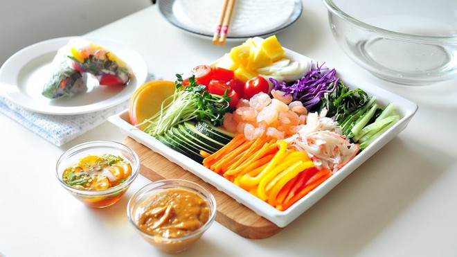 Xem loạt sao Hàn thưởng thức gỏi cuốn Hàn Quốc để xem món ăn này có gì khác biệt với gỏi cuốn Việt Nam nào - Ảnh 3.