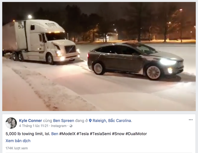 Xe điện Tesla lôi xe container lên dốc giữa trời mưa tuyết khiến cộng đồng mạng bất ngờ - Ảnh 1.