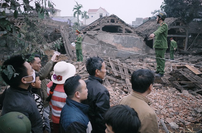 Chùm ảnh một ngày sau vụ nổ kinh hoàng ở Bắc Ninh: Làng Quan Độ tan tác, người dân sống trong sợ hãi - Ảnh 11.