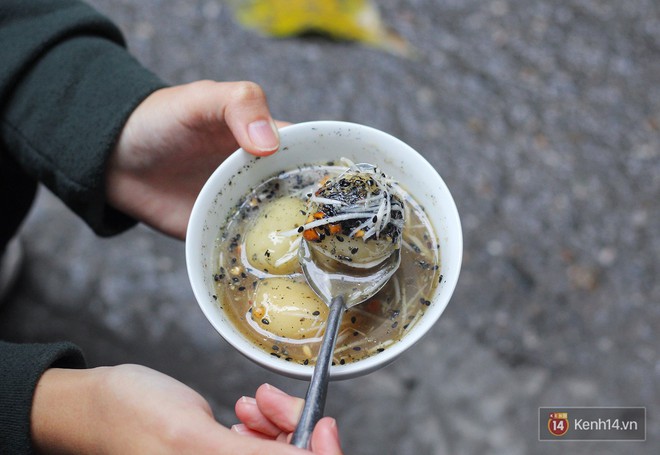 Ở Hà Nội có 1 hàng bánh trôi tàu nhân thịt nấm 20 năm: bán 3 tiếng mà hết bay 7 thùng chè bánh - Ảnh 5.