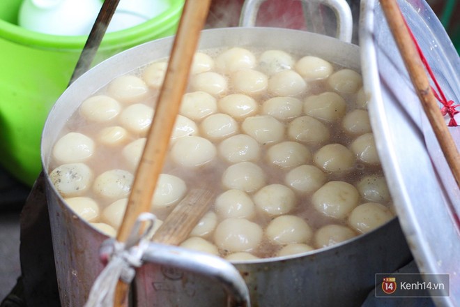 Ở Hà Nội có 1 hàng bánh trôi tàu nhân thịt nấm 20 năm: bán 3 tiếng mà hết bay 7 thùng chè bánh - Ảnh 3.