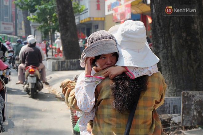 Theo mẹ đi khắp Sài Gòn: Chuyện cô bé 18 tuổi chưa một ngày rời xa đôi vai của người mẹ vé số - Ảnh 1.