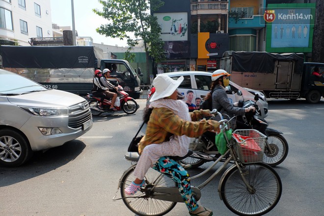 Theo mẹ đi khắp S&agrave;i G&ograve;n: Chuyện c&ocirc; b&eacute; 18 tuổi chưa một ng&agrave;y rời xa đ&ocirc;i vai của người mẹ v&eacute; số - Ảnh 6.
