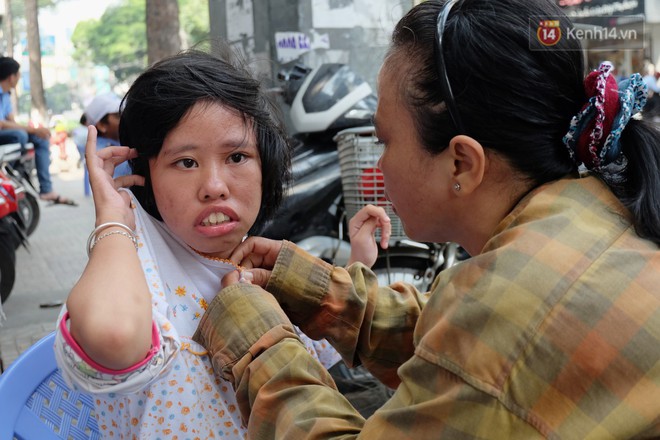 Theo mẹ đi khắp Sài Gòn: Chuyện cô bé 18 tuổi chưa một ngày rời xa đôi vai của người mẹ vé số - Ảnh 4.