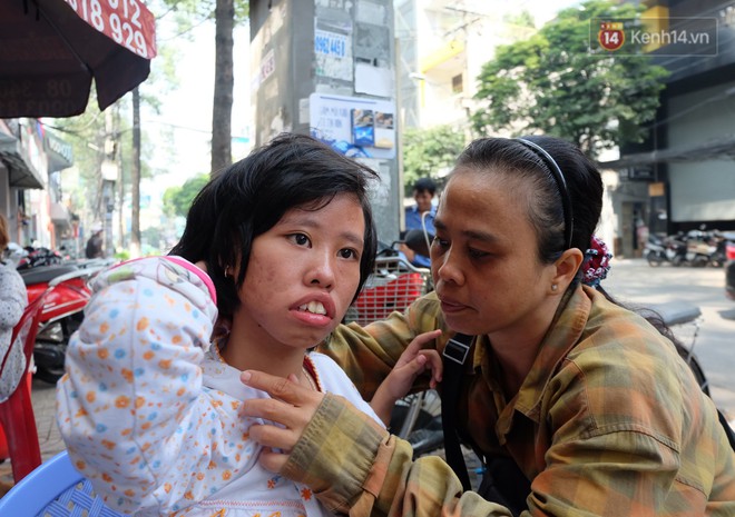 Theo mẹ đi khắp Sài Gòn: Chuyện cô bé 18 tuổi chưa một ngày rời xa đôi vai của người mẹ vé số - Ảnh 3.