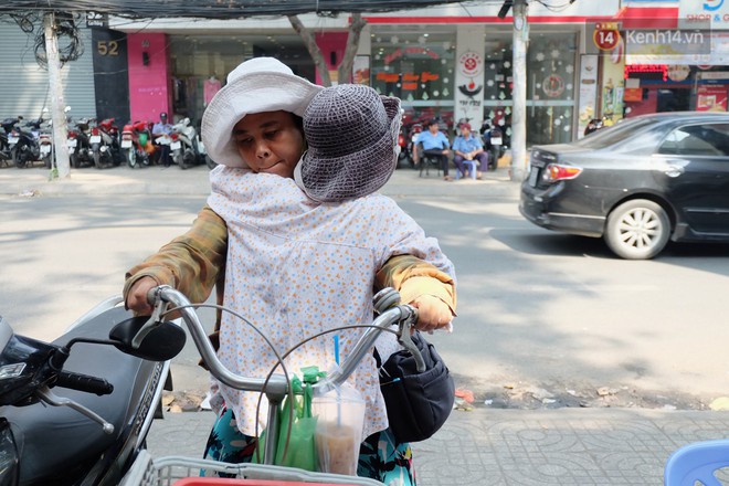 Theo mẹ đi khắp S&agrave;i G&ograve;n: Chuyện c&ocirc; b&eacute; 18 tuổi chưa một ng&agrave;y rời xa đ&ocirc;i vai của người mẹ v&eacute; số - Ảnh 7.