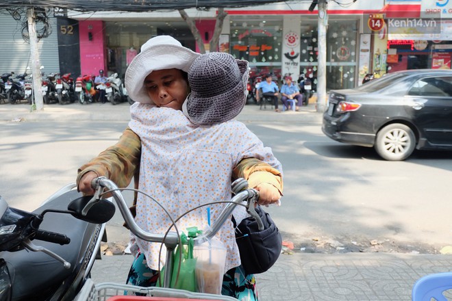 Theo mẹ đi khắp Sài Gòn: Chuyện cô bé 18 tuổi chưa một ngày rời xa đôi vai của người mẹ vé số - Ảnh 7.