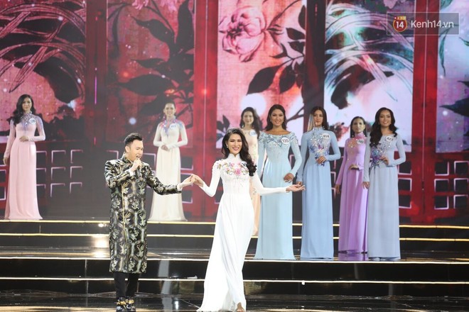 Ch&uacute;ng t&ocirc;i đang xem chung kết HHHV Việt Nam 2017 hay Gala ch&agrave;o xu&acirc;n Mậu Tuất sớm 1 th&aacute;ng thế n&agrave;y? - Ảnh 4.