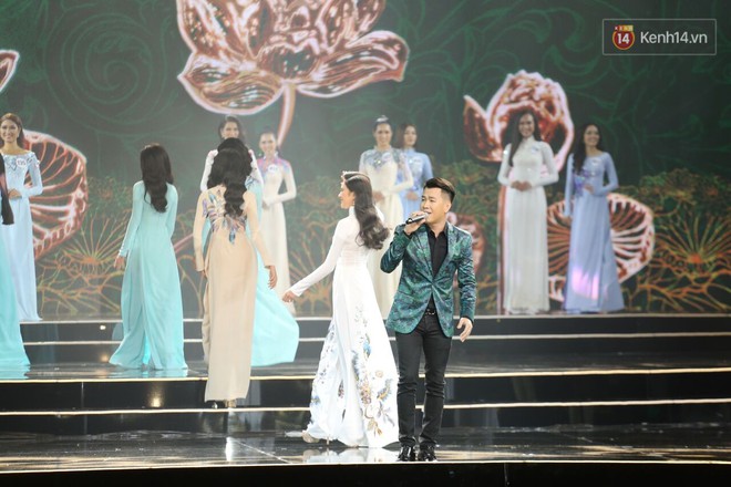 Ch&uacute;ng t&ocirc;i đang xem chung kết HHHV Việt Nam 2017 hay Gala ch&agrave;o xu&acirc;n Mậu Tuất sớm 1 th&aacute;ng thế n&agrave;y? - Ảnh 7.