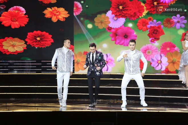 Ch&uacute;ng t&ocirc;i đang xem chung kết HHHV Việt Nam 2017 hay Gala ch&agrave;o xu&acirc;n Mậu Tuất sớm 1 th&aacute;ng thế n&agrave;y? - Ảnh 13.