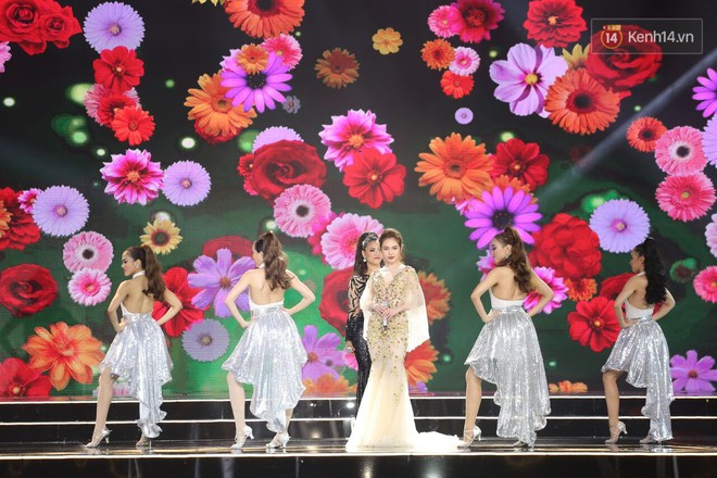 Ch&uacute;ng t&ocirc;i đang xem chung kết HHHV Việt Nam 2017 hay Gala ch&agrave;o xu&acirc;n Mậu Tuất sớm 1 th&aacute;ng thế n&agrave;y? - Ảnh 12.