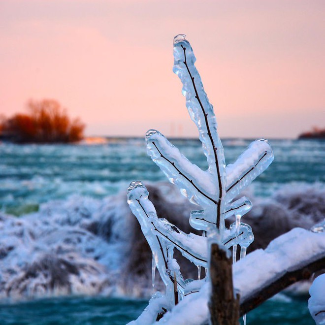 Ngắm thác nước Niagara đẹp đến kỳ ảo trong mùa băng giá - Ảnh 11.