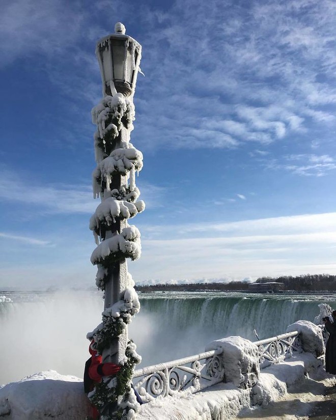 Ngắm thác nước Niagara đẹp đến kỳ ảo trong mùa băng giá - Ảnh 15.