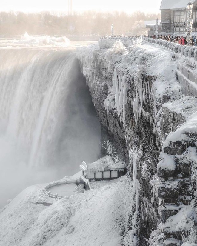 Ngắm thác nước Niagara đẹp đến kỳ ảo trong mùa băng giá - Ảnh 9.