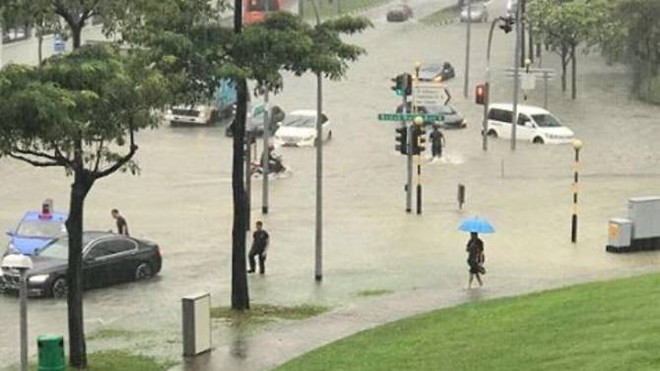 Châu Mỹ thì bão tuyết khủng khiếp, Úc đương đầu nắng nóng lịch sử còn Singapore cũng chịu cảnh lụt lội nghiêm trọng - Ảnh 3.