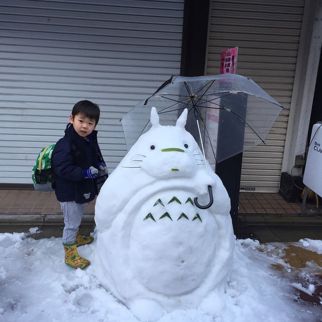 Tuyết rơi dày kỷ lục ở Nhật Bản, người dân đã vô tình tạc nên những bức tượng đẹp tới không ngờ - Ảnh 1.