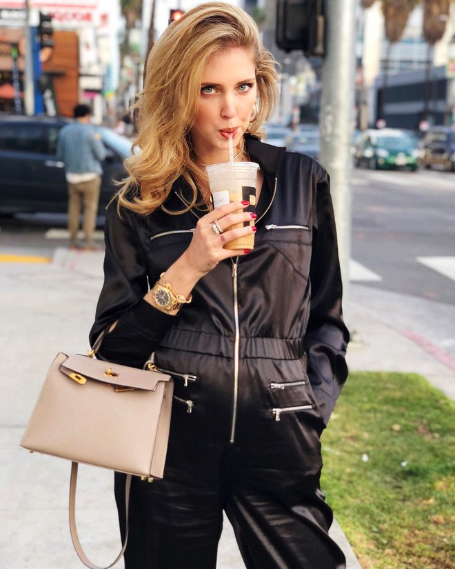 Không hổ danh là fashion blogger số 1 thế giới, Chiara Ferragni vẫn mặc chất dù đang bầu bí nặng nề  - Ảnh 1.