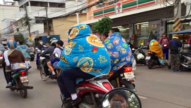 Vốn nổi tiếng n&oacute;ng nực ngột ngạt quanh năm, giờ người d&acirc;n Bangkok cũng tr&ugrave;m chăn đi xe m&aacute;y v&igrave; trời lạnh! - Ảnh 1.
