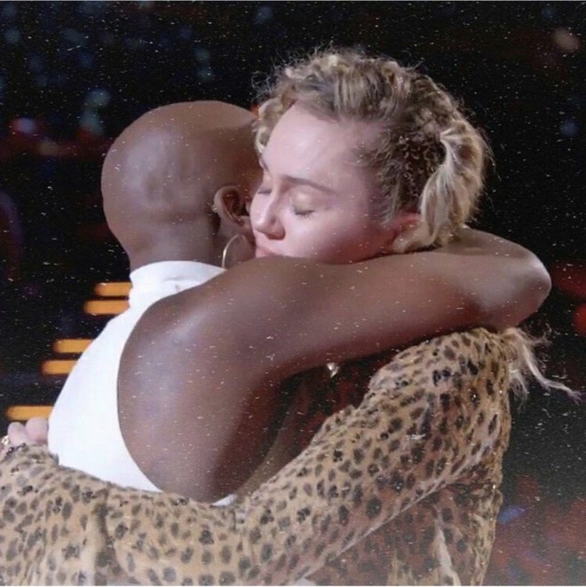 Đã đẹp, Miley lại còn tốt bụng mua nhà cho thí sinh The Voice bị ung thư và phải nuôi con một mình - Ảnh 3.