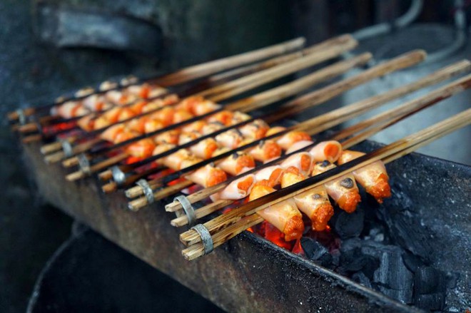 Nếu ghé quê hương Thanh Hoá của cầu thủ Bùi Tiến Dũng thì nhất định phải thử món chả tôm "trứ danh" này - Ảnh 2. Nếu ghé quê hương Thanh Hoá của cầu thủ Bùi Tiến Dũng thì nhất định phải thử món chả tôm "trứ danh" này - Ảnh 2.