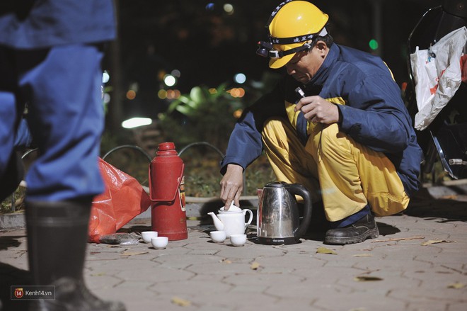Những công nhân thâu đêm nạo vét hồ Gươm trong cái rét 10 độ C ở Hà Nội: Uống tách trà nóng, cười một cái rồi làm tiếp! - Ảnh 12.