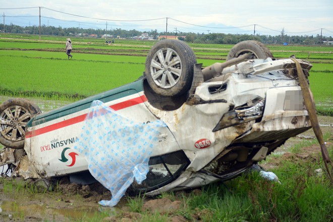 Tông nát hàng loạt cột mốc trên quốc lộ 1A, taxi “phơi bụng” dưới ruộng - Ảnh 2.