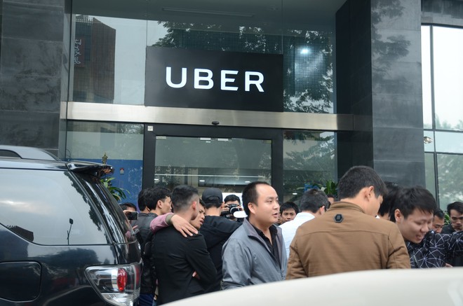 Hàng trăm tài xế Grab, Uber lũ lượt kéo về trụ sở ở Hà Nội để đình công yêu cầu giảm chiết khấu, giao thông hỗn loạn - Ảnh 2.