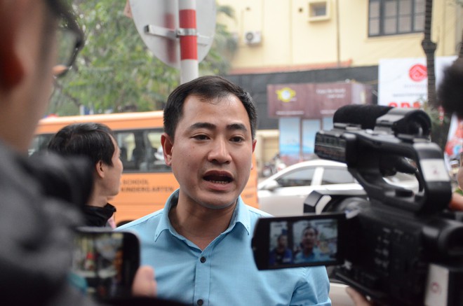Hàng trăm tài xế Grab, Uber lũ lượt kéo về trụ sở ở Hà Nội để đình công yêu cầu giảm chiết khấu, giao thông hỗn loạn - Ảnh 3.