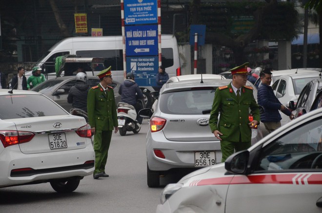 Hàng trăm tài xế Grab, Uber lũ lượt kéo về trụ sở ở Hà Nội để đình công yêu cầu giảm chiết khấu, giao thông hỗn loạn - Ảnh 5.