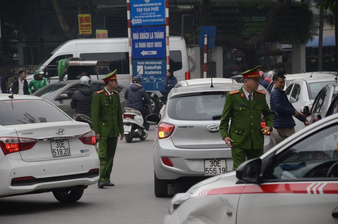 H&agrave;ng trăm t&agrave;i xế Grab, Uber lũ lượt k&eacute;o về trụ sở ở H&agrave; Nội để đ&igrave;nh c&ocirc;ng y&ecirc;u cầu giảm chiết khấu, giao th&ocirc;ng hỗn loạn - Ảnh 5.