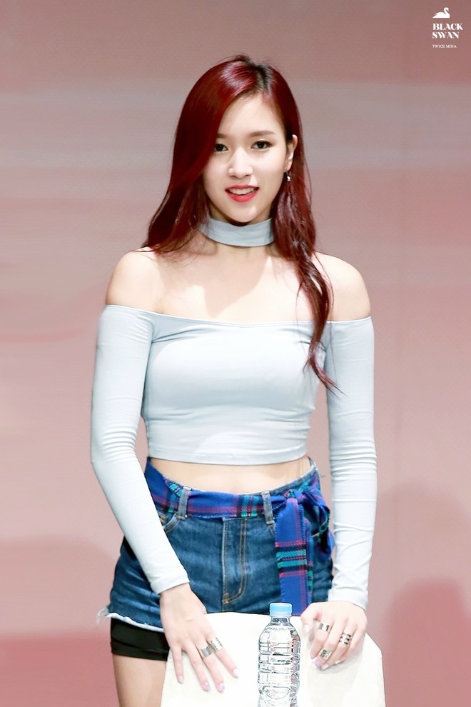 Loạt ảnh cũ bỗng được &ldquo;đ&agrave;o&rdquo; lại: Mina (Twice) g&acirc;y sốt khi diện &aacute;o trễ vai gợi cảm - Ảnh 1.