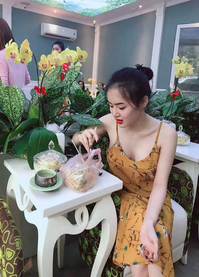 Chăm chăm khoe mông, Angela Phương Trinh bị chính em gái mình vượt mặt về độ khêu gợi - Ảnh 9.