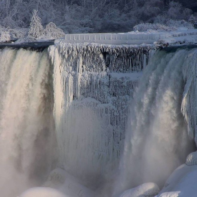 Ngắm thác nước Niagara đẹp đến kỳ ảo trong mùa băng giá - Ảnh 5.