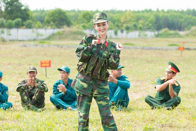 Chùm ảnh Á hậu Hà Thu trong màu áo quân nhân: Vất vả tập luyện vẫn xinh đẹp hết cỡ! - Ảnh 8.