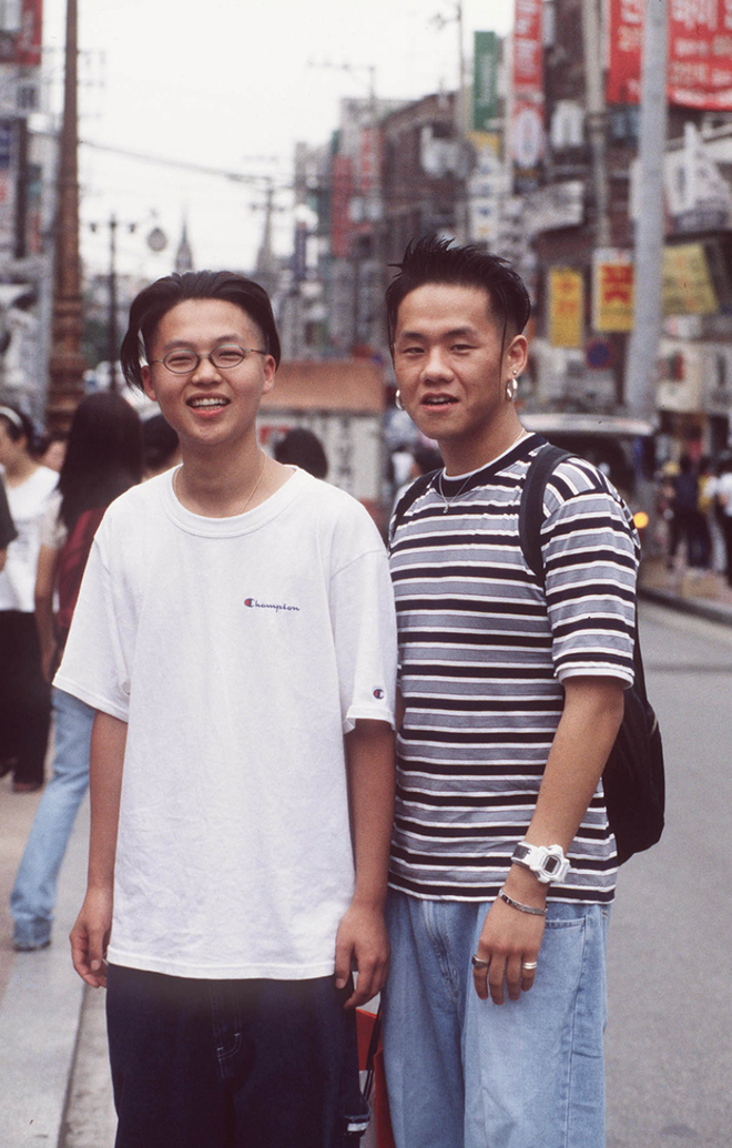 Xem ảnh street style thập niên 90 của Hàn Quốc mới ngớ ra: Thời đó quả là chất chơi! - Ảnh 13.
