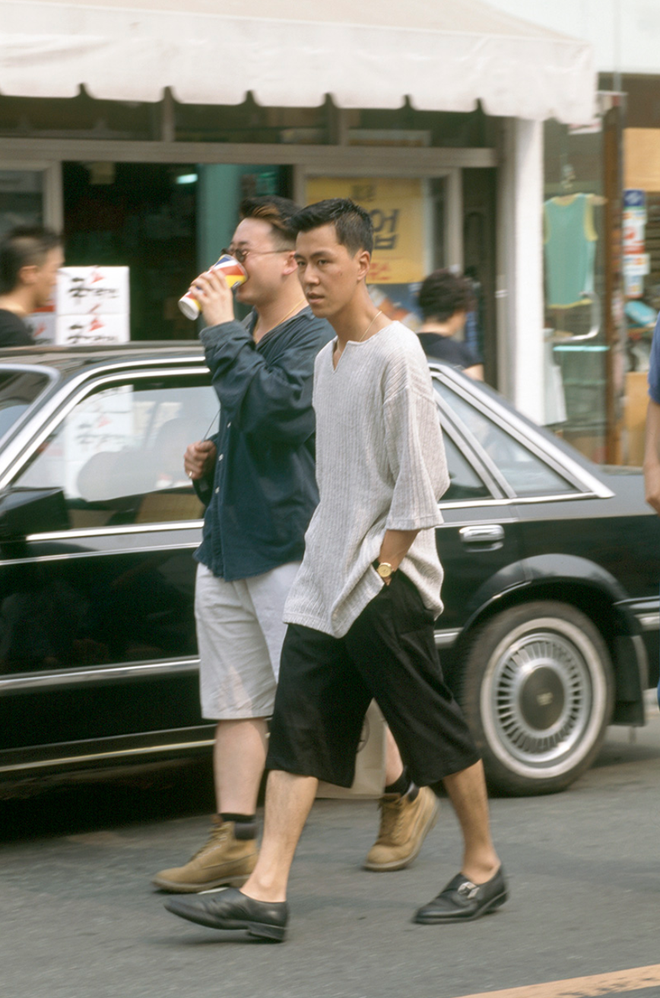 Xem ảnh street style thập niên 90 của Hàn Quốc mới ngớ ra: Thời đó quả là chất chơi! - Ảnh 18.