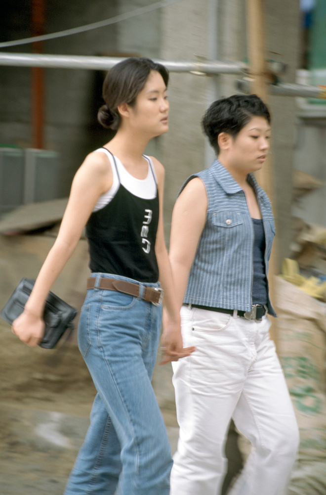 Xem ảnh street style thập niên 90 của Hàn Quốc mới ngớ ra: Thời đó quả là chất chơi! - Ảnh 11.