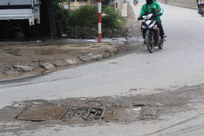 Con đường đau khổ ở H&agrave; Nội bị c&agrave;y n&aacute;t, bụi v&acirc;y k&iacute;n nh&agrave; d&acirc;n bởi h&agrave;ng ngh&igrave;n lượt xe si&ecirc;u trọng tải mỗi ng&agrave;y - Ảnh 4.