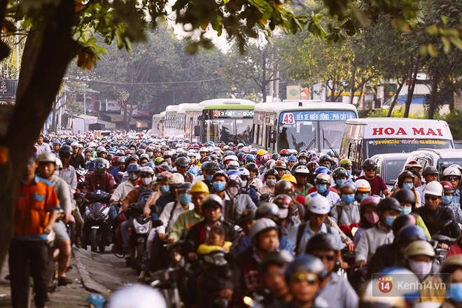 Nhiều ngả đường đổ về trung tâm Sài Gòn kẹt xe dữ dội trong ngày đi làm đầu năm mới 2018 - Ảnh 3.