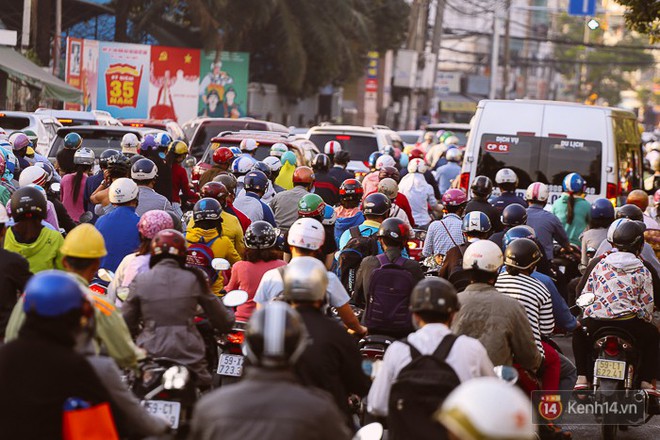Nhiều ngả đường đổ về trung tâm Sài Gòn kẹt xe dữ dội trong ngày đi làm đầu năm mới 2018 - Ảnh 7.