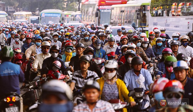 Nhiều ngả đường đổ về trung tâm Sài Gòn kẹt xe dữ dội trong ngày đi làm đầu năm mới 2018 - Ảnh 6.