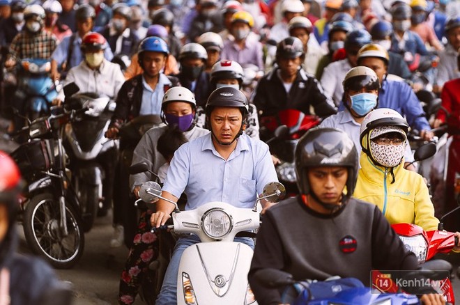 Nhiều ngả đường đổ về trung tâm Sài Gòn kẹt xe dữ dội trong ngày đi làm đầu năm mới 2018 - Ảnh 9.