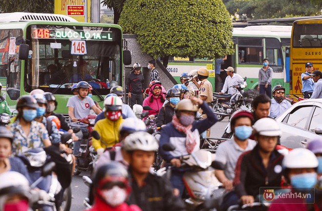 Nhiều ngả đường đổ về trung tâm Sài Gòn kẹt xe dữ dội trong ngày đi làm đầu năm mới 2018 - Ảnh 11.