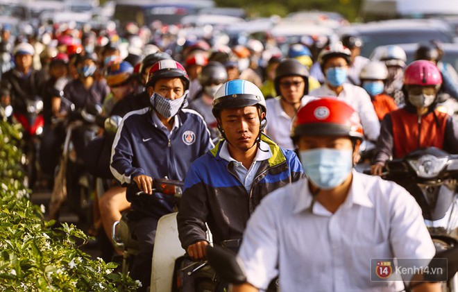 Nhiều ngả đường đổ về trung tâm Sài Gòn kẹt xe dữ dội trong ngày đi làm đầu năm mới 2018 - Ảnh 15.