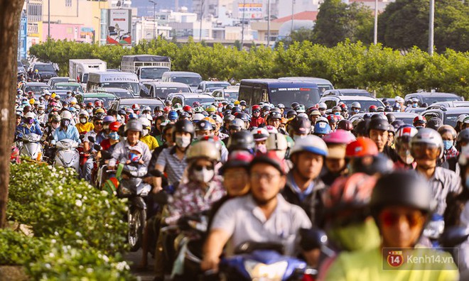 Nhiều ngả đường đổ về trung tâm Sài Gòn kẹt xe dữ dội trong ngày đi làm đầu năm mới 2018 - Ảnh 14.