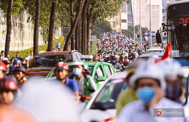 Nhiều ngả đường đổ về trung tâm Sài Gòn kẹt xe dữ dội trong ngày đi làm đầu năm mới 2018 - Ảnh 16.